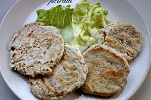 Dvě placky vpravo jsou kynuté, vlevo nekynuté (viz recept v poznámce)