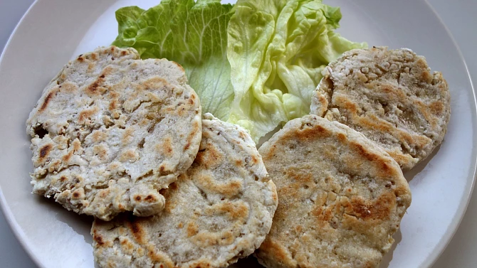 Bezlepkové kynuté chlebové placky, Dvě placky vpravo jsou kynuté, vlevo nekynuté (viz recept v poznámce)