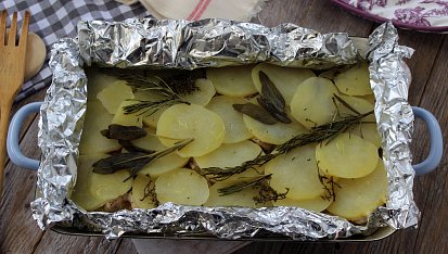 Bramborová papilota s kuřecím a vepřovým masem (Živáňská), Čerstvě upečené