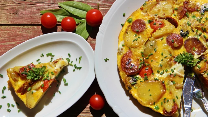 Bramborová tortilla s chorizem a žampiony (Tortilla de patatas)