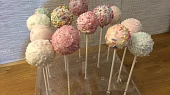 Cakepops (lízátkové dorty)
