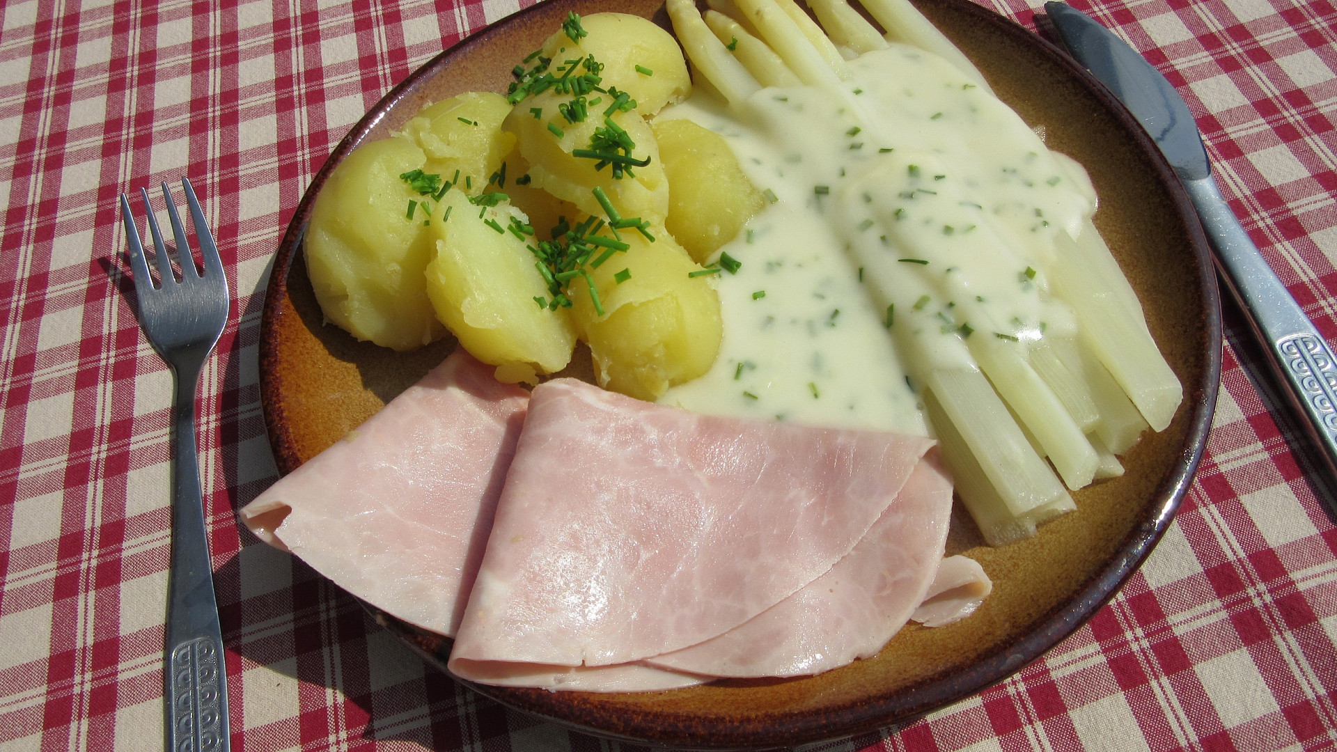 Chřest se smetanovo-sýrovou omáčkou, šunkou a bramborami