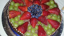 Čokoládový dort s tyčkami a ovocem