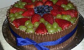 Čokoládový dort s tyčkami a ovocem