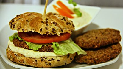 Domácí burger s tuňákovými placičkami