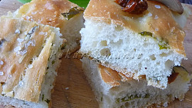 Focaccia s medvědím česnekem