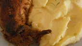 Hořčicovo-smetanová králičí stehna