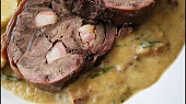 Hovězí kližka s brokolicovo-česnekovou omáčkou, připraveno v papiňáku, Detail