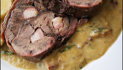 Hovězí kližka s brokolicovo-česnekovou omáčkou, připraveno v papiňáku, Detail