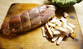 Hovězí kližka s brokolicovo-česnekovou omáčkou, připraveno v papiňáku, Maso prošpikujeme,utáhneme nití a zbytek slaniny nakrájíme na špalíčky