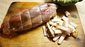 Hovězí kližka s brokolicovo-česnekovou omáčkou, připraveno v papiňáku, Maso prošpikujeme,utáhneme nití a zbytek slaniny nakrájíme na špalíčky