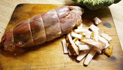 Hovězí kližka s brokolicovo-česnekovou omáčkou, připraveno v papiňáku, Maso prošpikujeme,utáhneme nití a zbytek slaniny nakrájíme na špalíčky