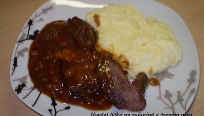 Hovězí líčka na tmavém pivě a kořenové zelenince