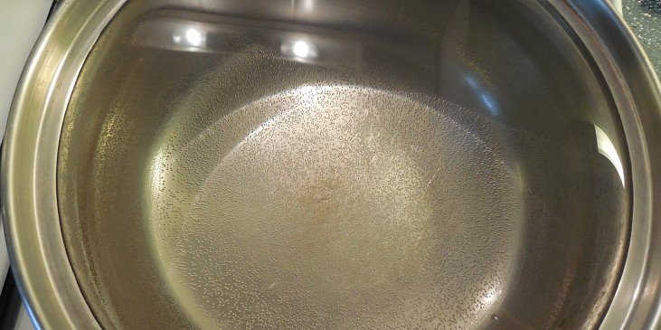 ohřátá voda s "bublinkami"