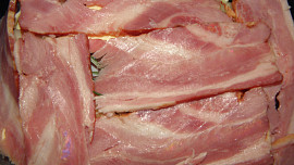 Králík pečený se slaninou