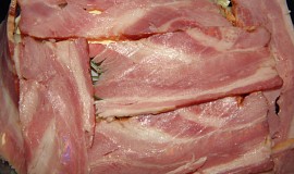 Králík pečený se slaninou