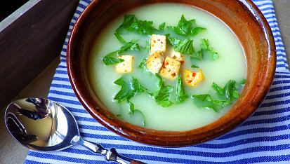 Krémová polévka z tuřínu s opečeným chilli tofu