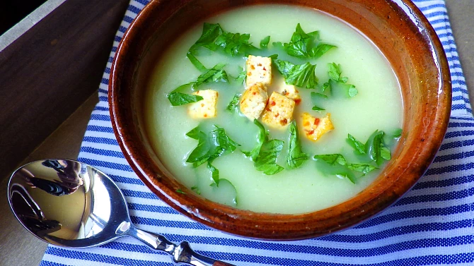 Krémová polévka z tuřínu s opečeným chilli tofu