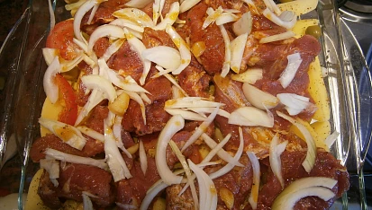 Vepřová krkovička zapečená s brambory, rajčaty a olivami