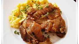 Krůtí křídla s bylinkami, pečená na másle