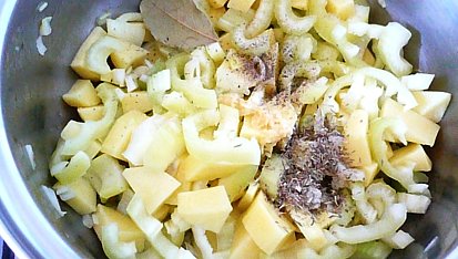 Kukuřičná polévka s tofu