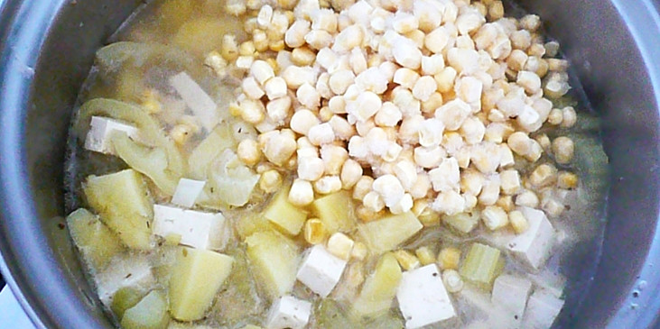 Kukuřičná polévka s tofu
