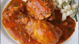 Kuřecí v rajčatovo česnekové omáčce s krupicovými nočky