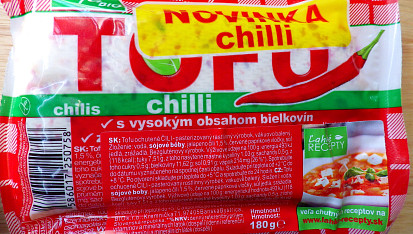 Ledový salát s chilli tofu, vejcem a rajčaty