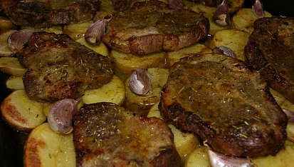 Marinovaná krkovice s pečenými brambory a česnekem