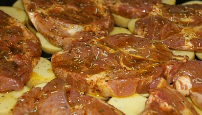 Marinovaná krkovice s pečenými brambory a česnekem