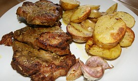 Marinovaná krkovice s pečenými brambory a česnekem