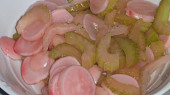Marinovaná ředkvička s řapíkatým celerem