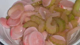 Marinovaná ředkvička s řapíkatým celerem