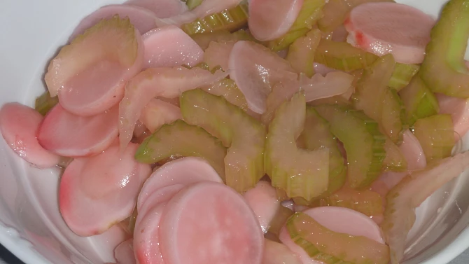 Marinovaná ředkvička s řapíkatým celerem