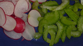 Marinovaná ředkvička s řapíkatým celerem
