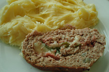 Mozaiková sekaná, plněná mozzarellou a anglickou slaninou