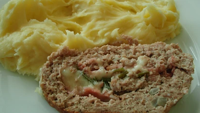Mozaiková  sekaná,  plněná mozzarellou a anglickou slaninou, Mozaiková sekaná, plněná mozzarellou a anglickou slaninou