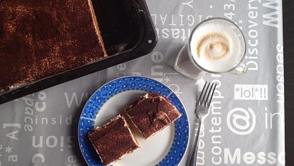 Mrkvová buchta s tvarohovou peřinkou