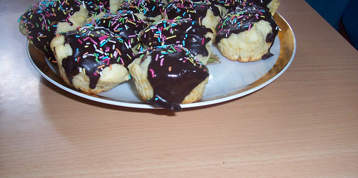 Muffiny s rozinkami (politý čokoládou)