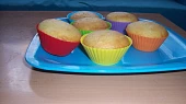 Muffiny s rozinkami, hned po upečení  s jahodovou náplní
