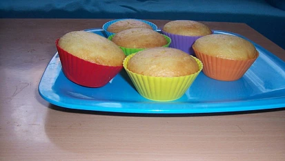 Muffiny s rozinkami, hned po upečení  s jahodovou náplní