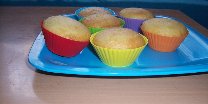 Muffiny s rozinkami (hned po upečení  s jahodovou náplní)