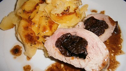 Panenka plněná sušenými švestkami s gratinovanými bramborami