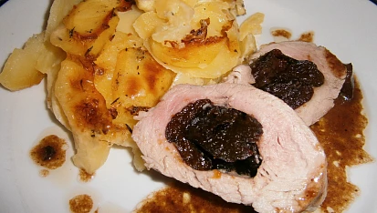 Panenka plněná sušenými švestkami s gratinovanými bramborami