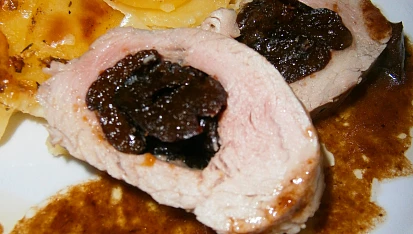 Panenka plněná sušenými švestkami s gratinovanými bramborami