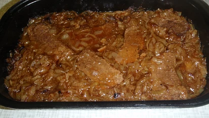 Pečené hovězí na cibuli