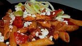 Penne s rajčatovým pestem a vepřovým masem