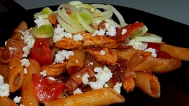 Penne s rajčatovým pestem a vepřovým masem