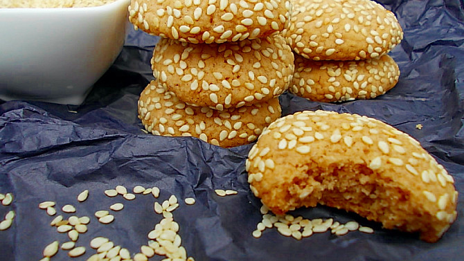 Perníkové sušenky obalené v sezamu