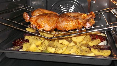 Ploché kuře (Crapaudine) s pečenými cibulemi, brambory a jablky